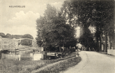 13759 Gezicht op de Vecht met ophaalbrug en de Rijksstraatweg te Nieuwersluis (gemeente Loenen aan de Vecht) uit het ...